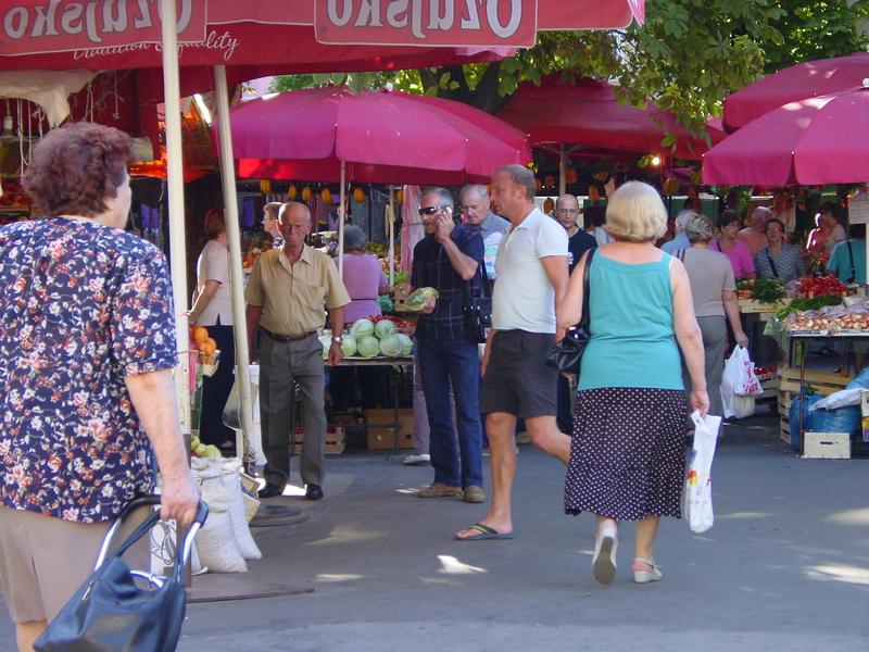 Marktstände unter Kastanien. In der Saison fast täglich geöffnet, meine ich.
