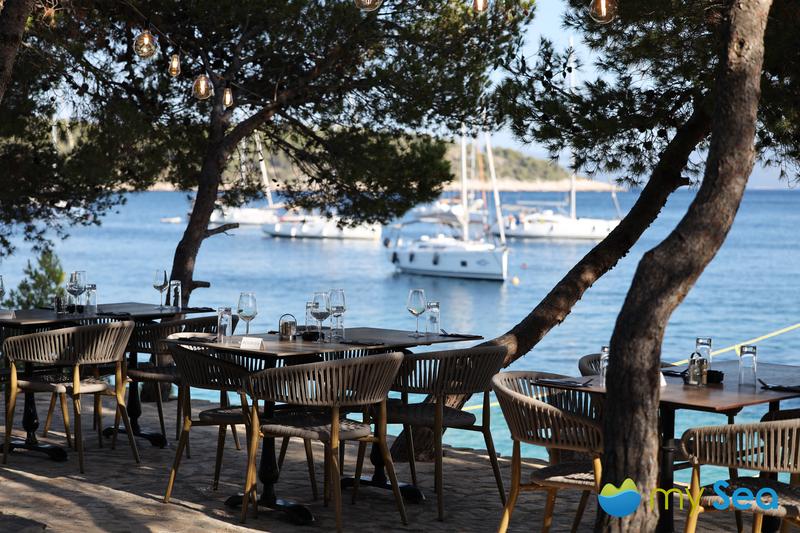 Konoba Familja buoys