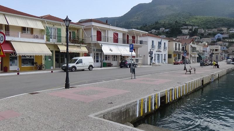 Vathi - Buganker Richtung Norden ausrichten und Heckleinen.