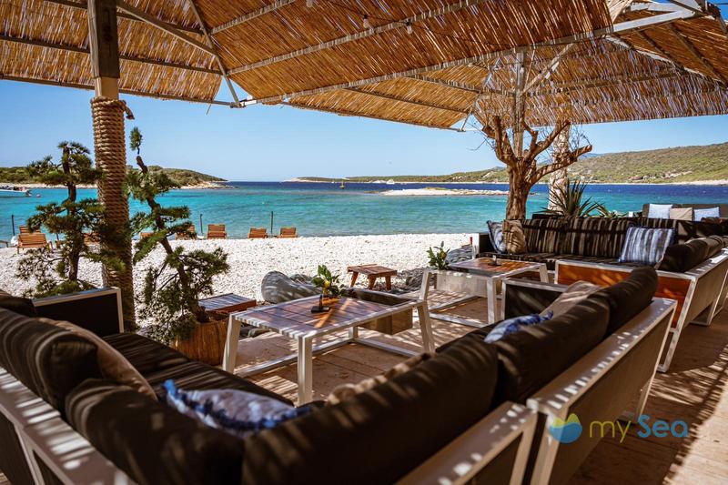 Konoba Budikovac buoys