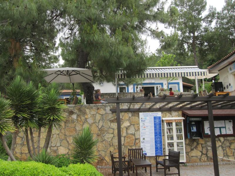 Ömer's Cafe - Great shady place inside the Marina