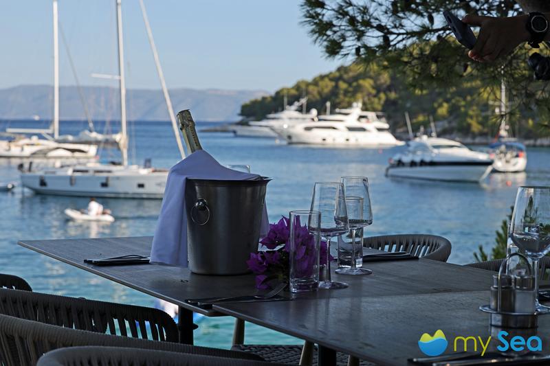 Konoba Familja buoys