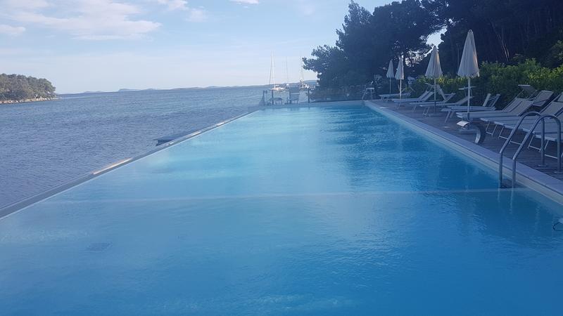 Crvena Luka jetty - Schwimmingpool vom Hotel