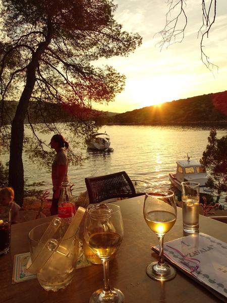 Konoba Zavala - Tisch mit Blick auf die Yacht