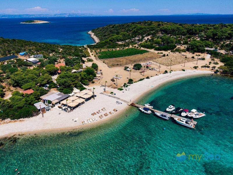 Konoba Budikovac buoys