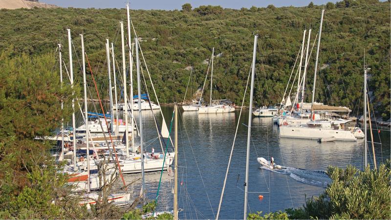 Restaurant Sismis buoys