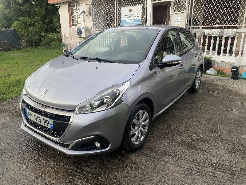 PEUGEOT  208