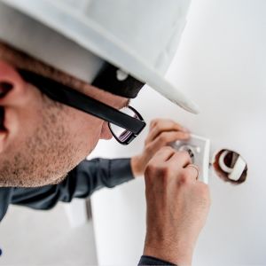 Remplacement des prises électriques obsolètes d'une école Eric