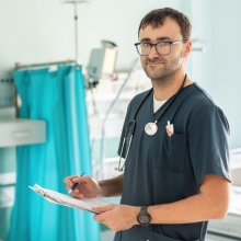 Powiększ obraz: Bartosz Paśnik, chirurg Opole