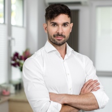 Powiększ obraz: Adam Kossut, lekarz wykonujący zabiegi medycyny estetycznej Warszawa