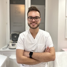 Powiększ obraz: Piotr Nawrot, lekarz wykonujący zabiegi medycyny estetycznej Warszawa