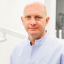 Powiększ obraz: Bartłomiej Makowski, stomatolog Katowice
