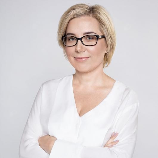 külot kiygan tola ayolning fotosurati