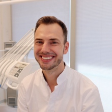 Powiększ obraz: Tomasz Maciejewski, stomatolog Wrocław