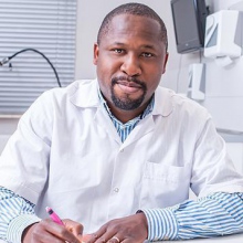 Powiększ obraz: Sylvestre Ottou, ginekolog Wrocław