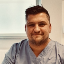 Powiększ obraz: Łukasz Szpon, chirurg Wrocław