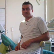 Powiększ obraz: Szymon Kałmucki, stomatolog Jarocin