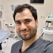 Powiększ obraz: Dariusz Kompani Zare, chirurg Rzeszów