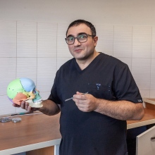 Powiększ obraz: Arayik Bkhiyan, chirurg szczękowo-twarzowy Gliwice