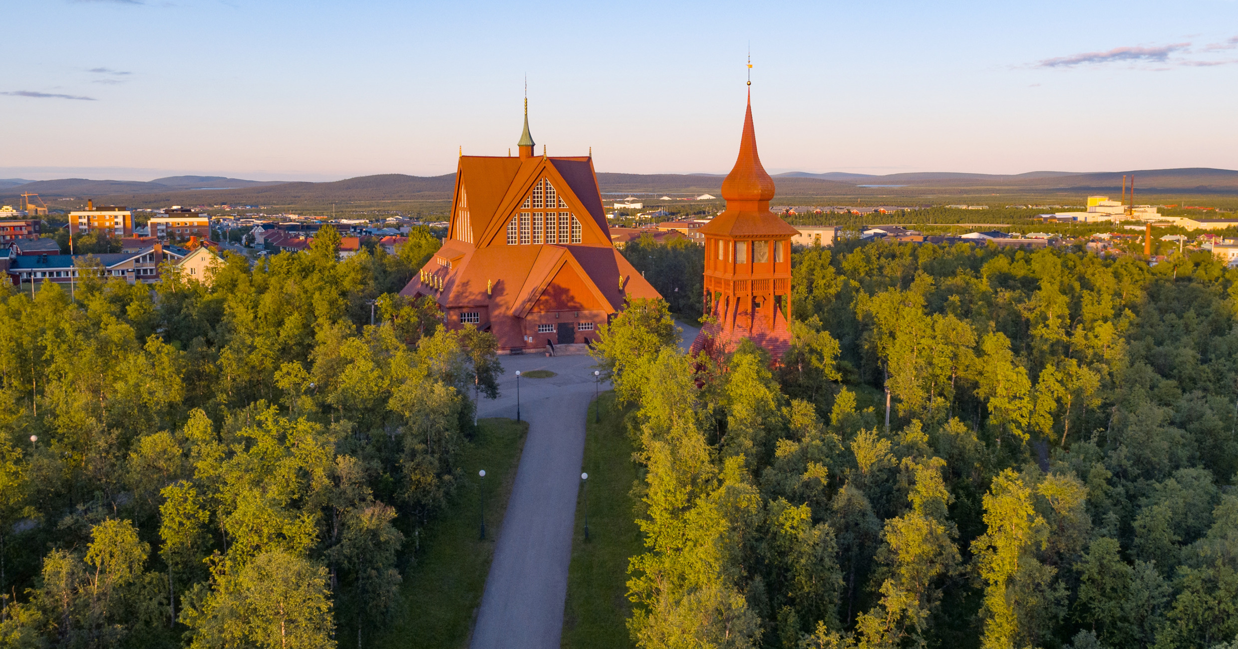 Kiruna kyrka i kvällsljus