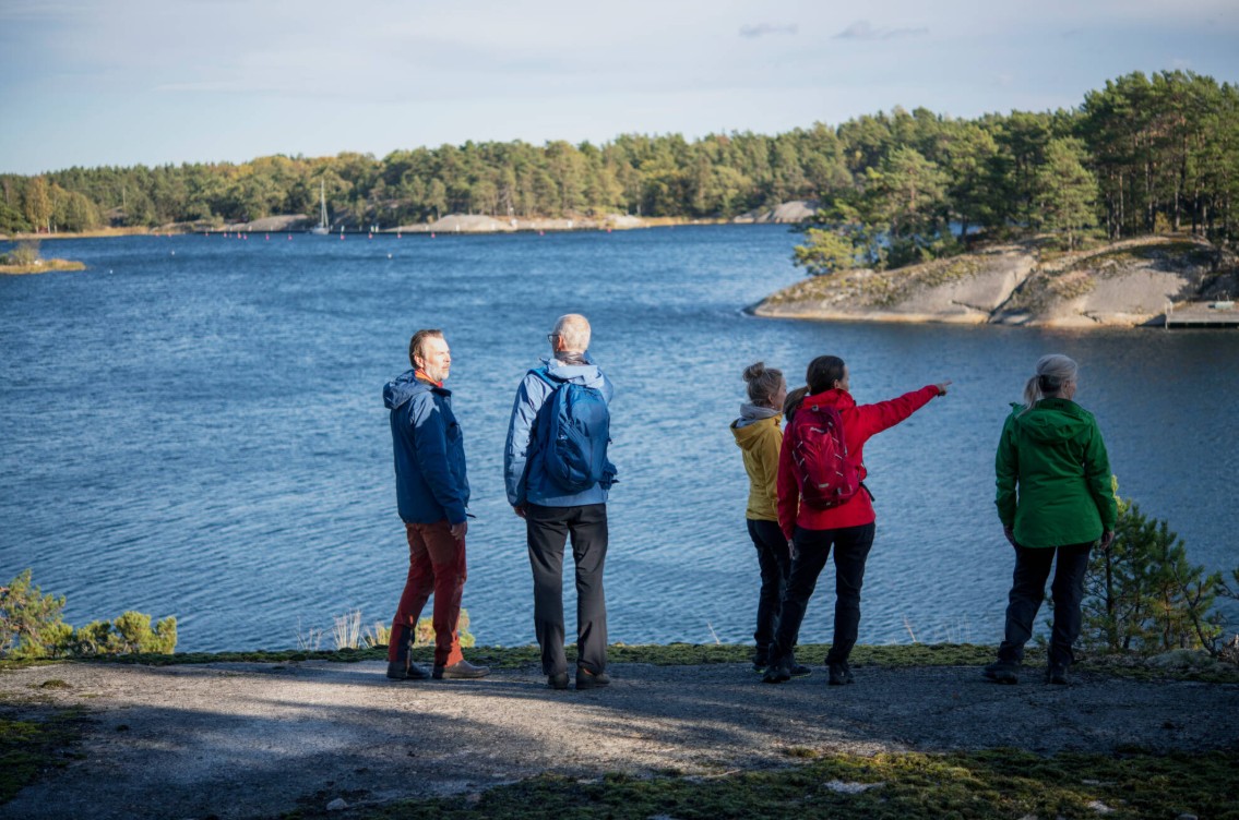 Människor på en klippa med hav i bakgrunden